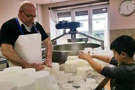 Elaboración artesana de queso en BAtzan