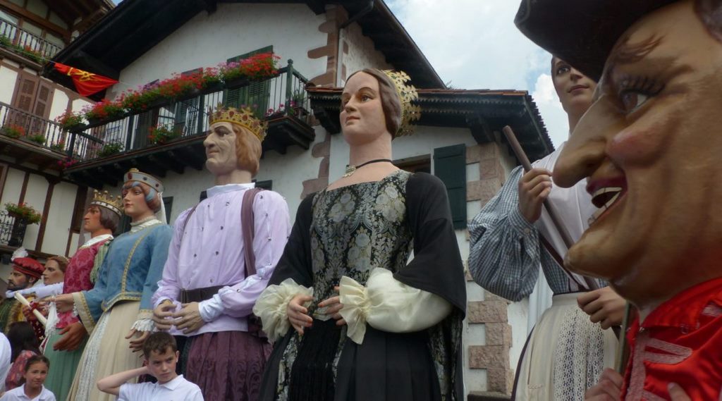 Fiesats Elizondo. Comparsa de gigantes y cabezudos