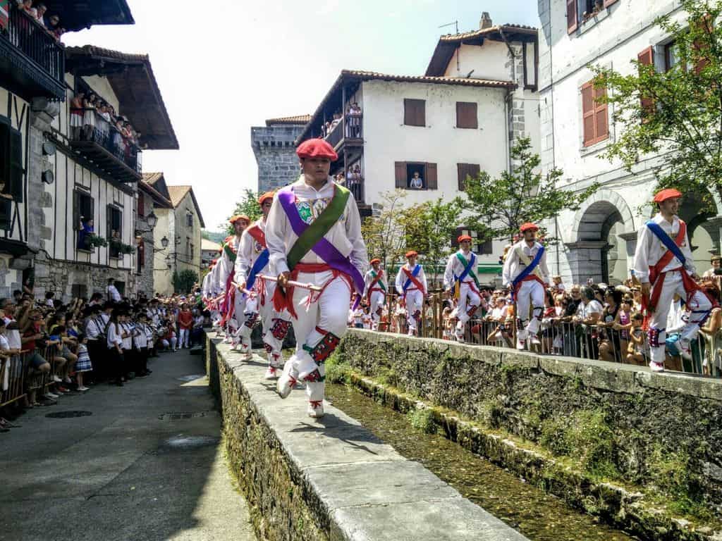 Ezpatadantzaris bailando el "Zubigainekoa"