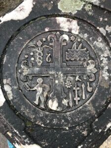 Piedra tallada que "relata" la vida del difunto. Cementerio de Elizondo. Fotografía: Casa Rural Istarbey
